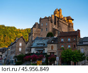 Medieval fortified castle dominating residential buildings in Estaing town. Стоковое фото, фотограф Яков Филимонов / Фотобанк Лори