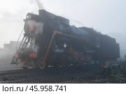 Старый работающий паровоз Л-1344 на запасном пути туманным утром. Сортавала. Редакционное фото, фотограф Виктор Карасев / Фотобанк Лори