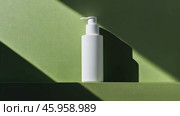 White cosmetic plastic bottle with pump packaging for cream, lotion, medicine, shampoo or liquid soap isolated on pastel pale green background. Blank skincare beauty product tube template. Empty jar. Стоковое AI-видео, аниматор Марина Демидюк / Фотобанк Лори