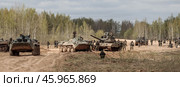 Скопление войск армии России на лесной дороге. Солдаты и военная техника: танки и бронетранспортёры продвигаются в прифронтовой зоне. (2019 год). Редакционное фото, фотограф Евгений Зимин / Фотобанк Лори