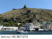 Балаклавская бухта. Вид на башни крепости Чембало. Крым (2021 год). Редакционное фото, фотограф Free Wind / Фотобанк Лори