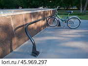 Велопарковка в Москве (2023 год). Редакционное фото, фотограф Rashpil / Фотобанк Лори