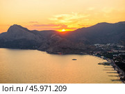 Picturesque view of sunset over the embankment of the city of Sudak in the mountainous area of ​​the southern coast of Crimea (2021 год). Стоковое фото, фотограф Константин Лабунский / Фотобанк Лори