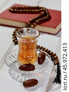Azerbaijani black tea in armudu tea glass. Atmosphere of Baku and Eastern traditions. Oriental cuisine. Cozy atmosphere in the caucasus cafe. Стоковое фото, фотограф Андрис Салминьш / Фотобанк Лори