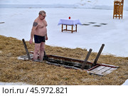 Мужчина готовится окунуться в ледяную прорубь. Крещение, 19 января. Редакционное фото, фотограф Александр Тараканов / Фотобанк Лори