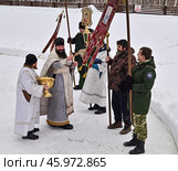 Обряд в Крещение. Священик окропляет святой водой казаков 19 января. Редакционное фото, фотограф Александр Тараканов / Фотобанк Лори