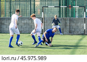 Junior football teams having scrimmage. Стоковое фото, фотограф Яков Филимонов / Фотобанк Лори