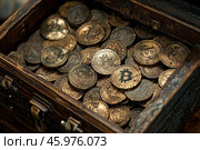 Сундук полный биткоинов. Стоковое AI-изображение, AI-художник Бродовой Дмитрий / Фотобанк Лори