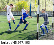 Junior football teams having golmouth scramble. Стоковое фото, фотограф Яков Филимонов / Фотобанк Лори