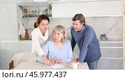 Man and woman help elderly mother make will and fill out document correctly. Стоковое видео, видеограф Яков Филимонов / Фотобанк Лори