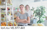 In shop guy stands behind wife, hurling abuse and indignation at her. Стоковое видео, видеограф Яков Филимонов / Фотобанк Лори
