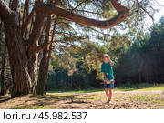 мальчик возле качелей-тарзанки в лесу летом. Стоковое фото, фотограф Яна Проничева / Фотобанк Лори