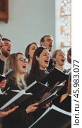 Choir singing with passion in church. Стоковое AI-видео, аниматор Юрий Поздников / Фотобанк Лори