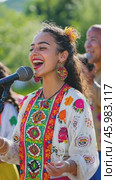 Young woman wearing traditional clothing sings with joyful expression. Стоковое AI-видео, аниматор Юрий Поздников / Фотобанк Лори