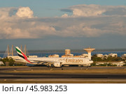 Emirates Boeing 777-31H passenger plane taxi on runway in Humberto Delgado Airport in Lisbon (2023 год). Редакционное фото, фотограф Дмитрий Рухленко / Фотобанк Лори