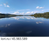 Озеро с отражением неба и облаков. Стоковое фото, фотограф Елена Забелина / Фотобанк Лори