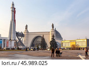 Павильон "Космос" и макет ракеты "Восток" на ВДНХ, Москва (2014 год) Редакционное фото, фотограф Лариса Гордеева / Фотобанк Лори