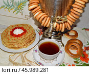 Чаепитие с русским самоваром. Чай, блины с икрой и баранки. Стоковое фото, фотограф Photolart / Фотобанк Лори