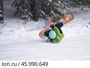 T-bar transportation violation. Snowboarder lost his balance, fell, but does not cut the rope and rolls on his back risking injury. Стоковое фото, фотограф Роман Дзюбало / Фотобанк Лори