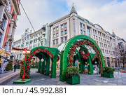 Доходный дом Хомякова, Доходный дом М.В.Сокол и праздничная арка, Новый год и Рождество, Москва. Редакционное фото, фотограф Baturina Yuliya / Фотобанк Лори