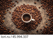 Cafes and restaurants.Mug with invigorating black coffee and natural coffee beans on a brown background, top view. Place for the label. The concept of hot drinks. Стоковое AI-изображение, AI-художник Photojuli / Фотобанк Лори