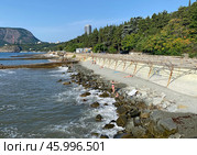 Пляж в поселке Утес, Крым (2023 год). Редакционное фото, фотограф Мария Кылосова / Фотобанк Лори