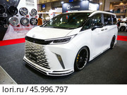 Lexus LM500h. Редакционное фото, фотограф Art Konovalov / Фотобанк Лори