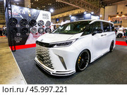 Lexus LM500h. Редакционное фото, фотограф Art Konovalov / Фотобанк Лори