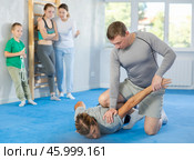 Man in gym perform basic elements of krav maga self-defense system. Стоковое фото, фотограф Яков Филимонов / Фотобанк Лори