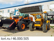 Russia. Samara, August 22, 2024: new construction equipment on the trading platform near the store on a sunny summer day. Text in Russian: gidroremservis. Редакционное фото, фотограф Акиньшин Владимир / Фотобанк Лори