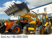 Russia. Samara, August 22, 2024: new construction equipment on the trading platform near the store on a sunny summer day. Text in Russian: gidroremservis. Редакционное фото, фотограф Акиньшин Владимир / Фотобанк Лори