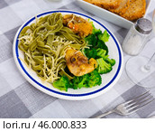 Traditional Italian pasta with meat additive - chicken in cream sauce and broccoli. Стоковое фото, фотограф Яков Филимонов / Фотобанк Лори