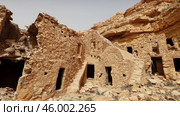 View of Ghomrassen village with ruined cave-dwelling areas in southeast Tunisia. Стоковое видео, видеограф Яков Филимонов / Фотобанк Лори