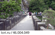 Мост Бастай с туристами. Саксонская Швейцария. Германия. Лето. Bastei Bridge with tourists. Saxon Switzerland. Germany. Summer. Редакционное видео, видеограф Горшков Александр / Фотобанк Лори