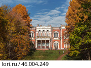 Главный дом усадьбы Воронцовых-Дашковых, вид с реки Быковка. Быково, Московская область, Россия (2021 год). Редакционное фото, фотограф Наталья Волкова / Фотобанк Лори