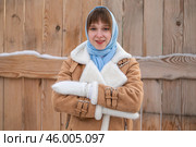 Молодая девушка в дубленке позирует в зимнем парке. Стоковое фото, фотограф Андрей Аркуша / Фотобанк Лори