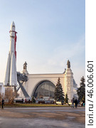 Павильон "Космос" и макет ракеты "Восток" на ВДНХ, Москва (2014 год) Редакционное фото, фотограф Лариса Гордеева / Фотобанк Лори