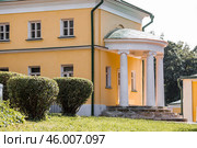 Moscow region, Leninskie Gorki, August 23, 2024. The Lenin Historical Museum-Reserve "Gorki" is the museum of V. I. Lenin, where the Soviet leader died in 1924. The architecture of the park on a summer day. Редакционное фото, фотограф Photojuli / Фотобанк Лори