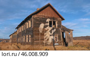 TERIBERKA, RUSSIA - October 29, 2024 - an abandoned wooden house in the middle of the tundra with a hieroglyphic pattern on it. Стоковое видео, видеограф Strunov David / Фотобанк Лори
