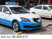Электрический автомобиль на зарядной станции в городе Ухань, Китай (2024 год). Редакционное фото, фотограф Кекяляйнен Андрей / Фотобанк Лори