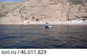 Вид с моря на пляж Васили в Балаклаве в Крыму (2020 год). Редакционное видео, видеограф Александр Карпенко / Фотобанк Лори