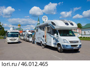 Автокемперы германских туристов на стоянке Валдайского Иверского монастыря солнечным июньским днем. Новгородская область (2018 год). Редакционное фото, фотограф Виктор Карасев / Фотобанк Лори