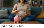 Pregnant woman saving money, Saving for baby, Pregnancy financial planning, Expecting mother savings, Saving with piggy bank, Baby expenses, Future family finances, Financial security for baby, Motherhood saving, Prenatal planning, Maternity saving, Saving for newborn, preparing for parenthood, woman saving coins, baby on the way, planning for childcare, budget for pregnancy, пособие на ребенка, соцзащита населения в действии. Стоковое AI-изображение, AI-художник Сергей Расторгуев / Фотобанк Лори