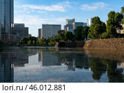 View of Hibiya-bori moat and the Outer Gardens of the Imperial Palace in Yurakucho business district of Chiyoda City on a sunny morning, Tokyo, Japan. Стоковое фото, фотограф Ula Ulachka / Фотобанк Лори