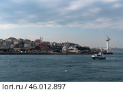 Istanbul, Turkey, 02.25.2023: View of the Uskyudar district in the Asian part of Istanbul and the Shemsi Ahmed Pasha Mosque from the Bosporus water area on a sunny day. Редакционное фото, фотограф Ula Ulachka / Фотобанк Лори