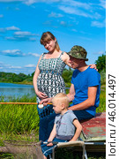 Семья на рыбалке (2015 год). Стоковое фото, фотограф Зобков Юрий / Фотобанк Лори