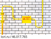 Газовые трубы на стене здания. Текст на русском: "Огнеопасно, газ" Стоковое фото, фотограф FotograFF / Фотобанк Лори