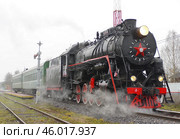 Паровоз Л-5248 на станции Куженкино у гидроколонки, Тверская область (2019 год). Редакционное фото, фотограф Алексей Иванов / Фотобанк Лори