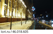 Petrozavodsk, Karelia, Russia, January 14, 2025: Karl Marx Avenue, center. Winter garlands and Christmas decorations, festive decor. Cozy spaces and magical atmosphere during the holiday season. Редакционное видео, видеограф Юлия Петровская / Фотобанк Лори