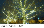 Petrozavodsk, Karelia, Russia, January 14, 2025: Karl Marx Avenue, center. Winter garlands and Christmas decorations, festive decor. Cozy spaces and magical atmosphere during the holiday season. Редакционное видео, видеограф Юлия Петровская / Фотобанк Лори